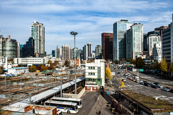 1=서울역 철길을 중심으로 서쪽과 동쪽이 분리돼 있다.jpg
